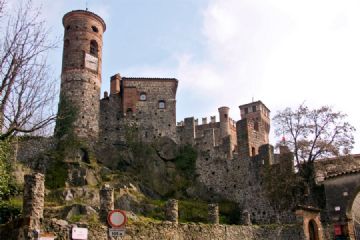 Castello e accesso al ricetto (Foto di Alessandro Vecchi - 2011)